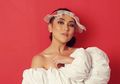 Cuek Pose Sambil Nyeker, Intip Seksinya Ayu Ting Ting Pakai Dress Bahu Terbuka dan Belahan Tinggi