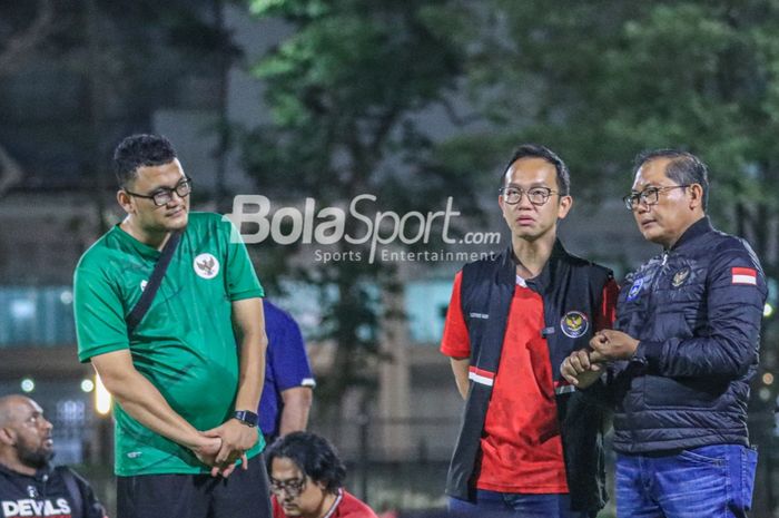Manajer timnas U-22 Indonesia, Sumardji (kanan), sedang berkomunikasi dengan Lexyndo Hakim (kiri) selaku Chef de Mission SEA Games 2023 di Lapangan A, Senayan, Jakarta, 5 April 2023.