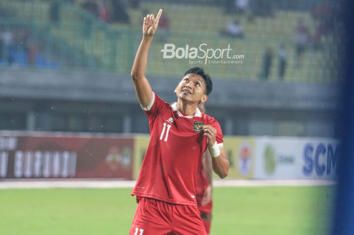 Bomber Timnas Indonesia, Dendy Sulistyawan, berselebrasi usai mencetak gol.