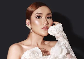 Sering Tampil Seksi, Penampilan Ayu Ting Ting Pakai Hijab Lilit dengan Bulu Mata Lentik Jadi Sorotan