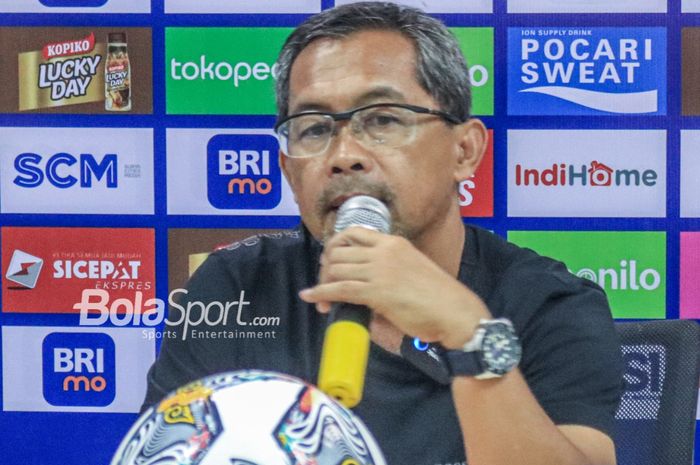 Pelatih Persebaya Surabaya, Aji Santoso, sedang memberikan keterangan kepada awak media dalam sesi jumpa pers setelah laga pekan ke-27 Liga 1 2022 di Stadion Pakansari, Bogor, Jawa Barat, Selasa (28/2/2023).