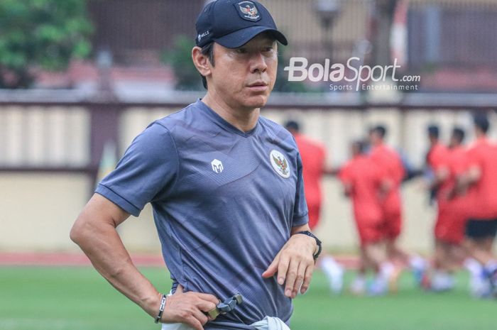 Pelatih timnas Indonesia, Shin Tae-yong, sedang memantau para pemainnya berlatih di Stadion PTIK, Blok M, Jakarta, Senin (20/3/2023).