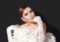 Nggak Kalah Berkelas! Lihat Tampilan Ayu Ting Ting Pakai Aksesori Mewah Karya Desainer Langganan Syahrini