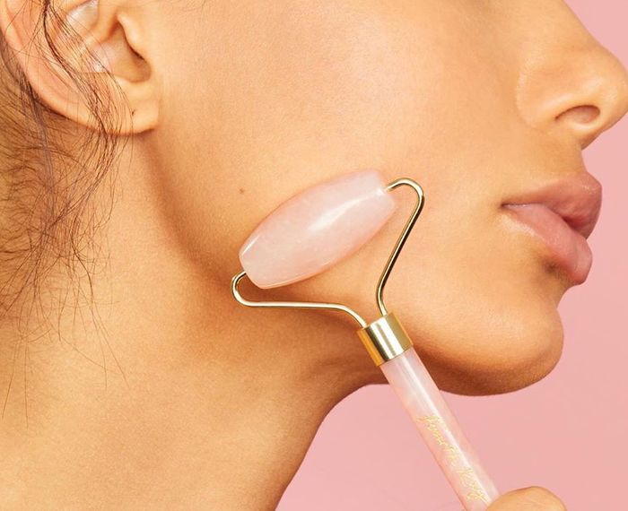Cara pakai berbagai varian Face Roller untuk dapatkan wajah yang tirus dan awet muda.
