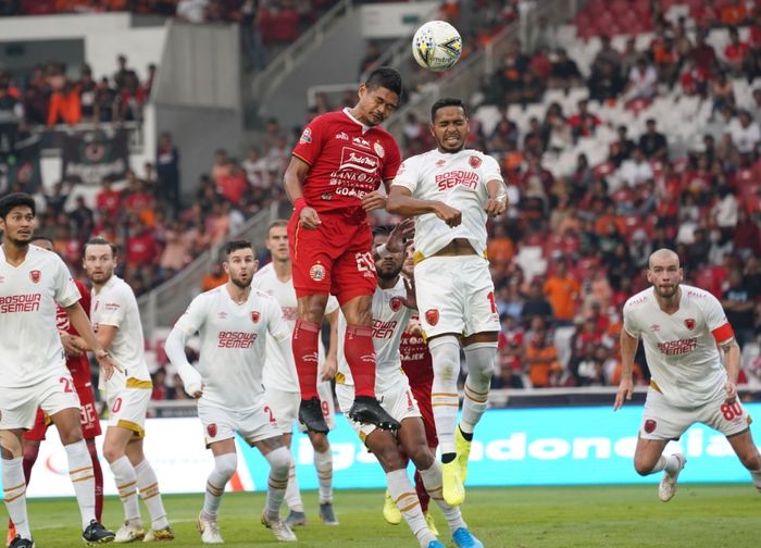 Duel udara antara striker Persija, Bambang Pamungkas dan bek PSM Makassar, Hasim Kipuw pada lanjutan Liga 1 2019 di SUGBK, Senayan, Jakarta Pusat, 28 Agustus 2019.