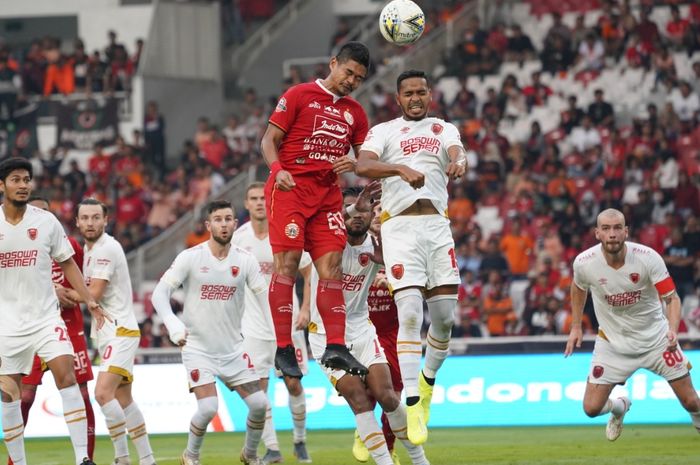 Duel udara antara striker Persija, Bambang Pamungkas dan bek PSM Makassar, Hasim Kipuw pada lanjutan Liga 1 2019 di SUGBK, Senayan, Jakarta Pusat, 28 Agustus 2019.