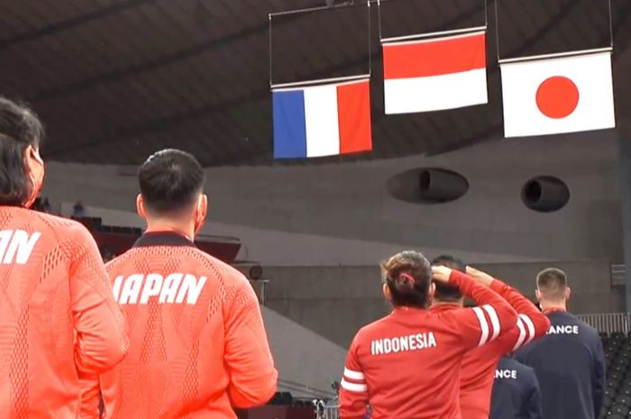 Pasangan para bulu tangkis Indonesia, Hary Susanto/Leani Ratri Oktila (tengah), saat upacara penyerahan medali dari nomor ganda campuran SL3-SU5 Paralimpiade Tokyo 2020 di Yoyogi National Stadium, Jepang, 5 September 2021.