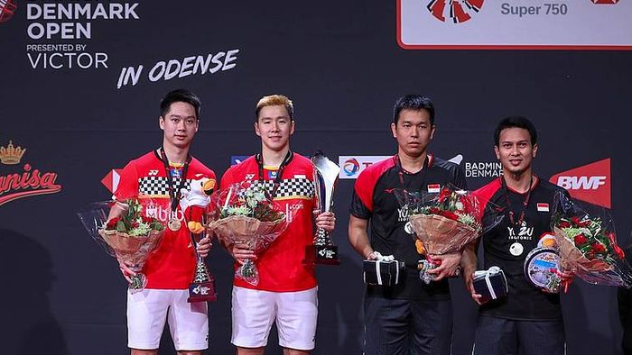 Dua pasangan ganda putra Indonesia, Marcus Fernaldi Gideon/Kevin Sanjaya Sukamuljo (jersey merah) dan Mohammad Ahsan/Hendra Setiawan, berpose di podium kampiun Denmark Open 2019.