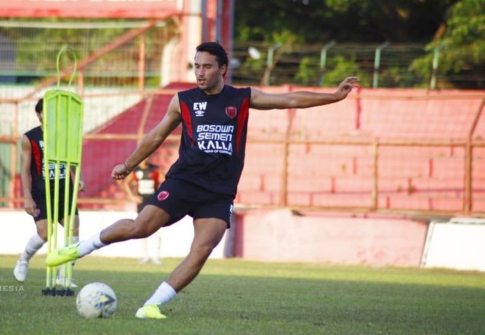 Pemain baru PSM Makassar, Ezra Walian, saat menjalani latihan perdana di Stadion Andi Mattalatta, Kota Makassar, pada Minggu (8/9/2019).