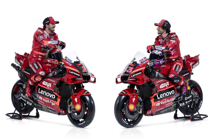 Francesco Bagnaia dan Enea Bastianini berpose dengan livery baru Ducati Lenovo untuk MotoGP 2023.
