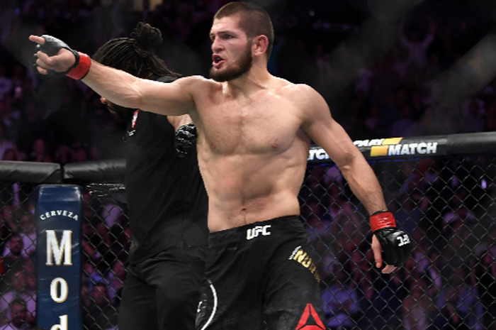 Khabib Nurmagomedov (berdiri) berhasil memenangkan pertarungan melawan Conor McGregor pada ajang UFC 229 di Las Vegas, Amerika Serikat, 6 Oktober 2018.