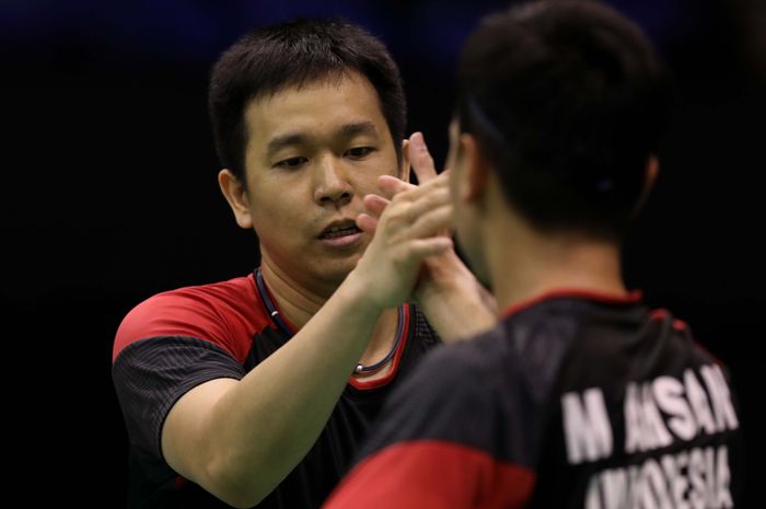 Mohammad Ahsan/Hendra Setiawan saling bersalaman usai memastikan kemenangan di semifinal Hong Kong Open 2019 yang dilaksanakan di Hong Kong Coliseum, Hong Kong, Sabtu (16/11/2019).