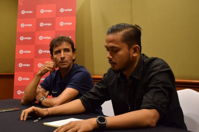 Eks Pelatih Timnas U-23 Indonesia, Luis Milla (kiri), dan penerjemahnya, Bayu Eka Sari.