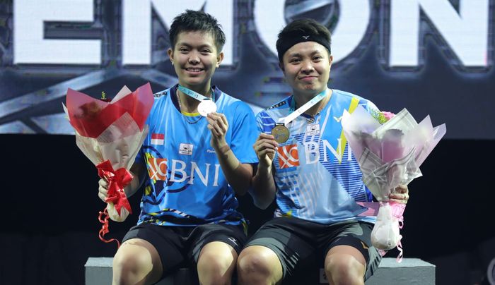 Pasangan ganda putri Indonesia, Apriyani Rahayu/Siti Fadia Silva Ramadhanti, berpose setelah menjuarai Malaysia Open 2022 di Axiata Arena, Kuala Lumpur, Minggu (3/7/2022).