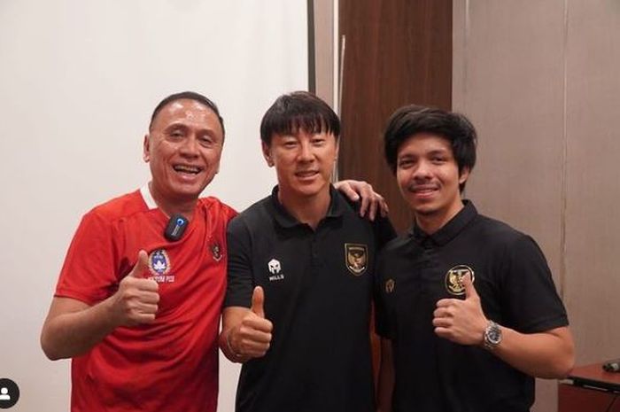 Atta Halilintar bersama Coach Shin Tae-yong dan Mochamad Iriawan.