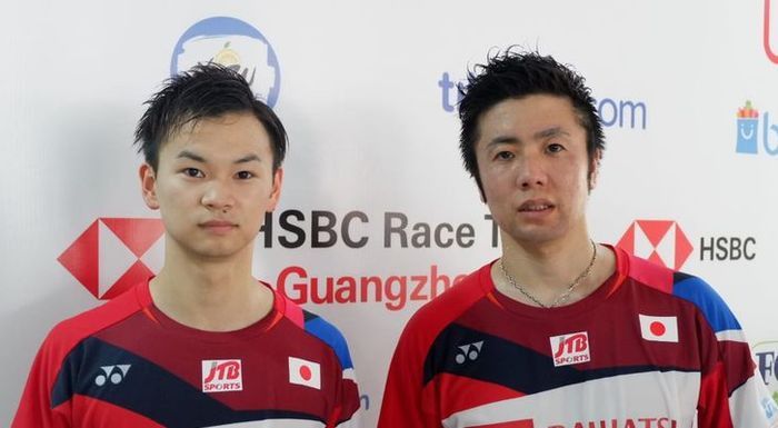 Pasangan ganda putra Jepang, Hiroyuki Endo/Yuta Watanabe, berpose setelah menjalani laga perempat final Indonesia Open 2019 melawan Mohammad Ahsan/Hendra Setiawan di Istora Senayan, Jakarta, Jumat (19/7/2019).