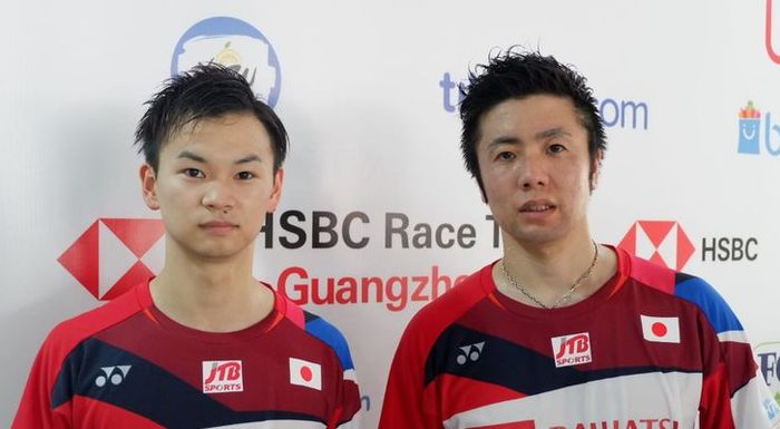 Pasangan ganda putra Jepang, Hiroyuki Endo/Yuta Watanabe, berpose setelah menjalani  laga perempat final Indonesia Open 2019 melawan Mohammad Ahsan/Hendra Setiawan di Istora Senayan, Jakarta, Jumat (19/7/2019).