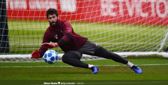 Penjaga gawang Liverpool, Alisson Becker, dalam sesi latihan jelang laga Liga Champions kontra Crvena Zvezda.