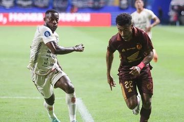 Duel Privat Mbarga dengan Yakob Sayuri saat laga PSM Makassar kontra Bali United pada pekan ke-25 Liga 1 2023/2024.