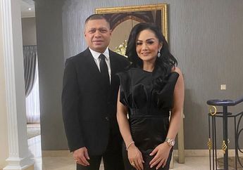 Krisdayanti Siapkan Kue Tart Hitam Mewah Bertahtakan Uang Dollar di Hari Ulang Tahun Suaminya, Netizen Soroti Reaksi Raul Lemos: Datar Banget Ekspresi Bang Raul?