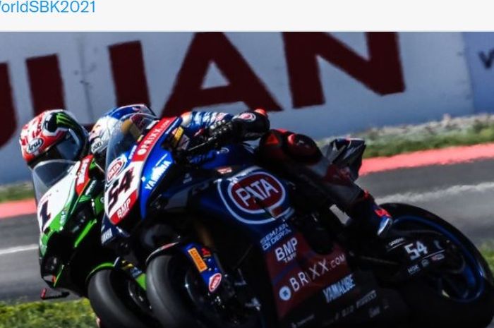 Duel pembalap WSBK, Jonathan Rea (Kawasaki/kiri) dan Toprak Razgatlioglu (Pata Yamaha) pada WSBK Argentina 2021, Minggu (17/10/2021)