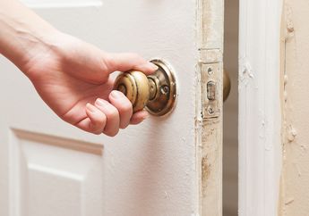 #HadapiCorona Biar Virus Enggak Masuk ke Dalam Rumah. Bersihkan Barang-barang di Sekitar Kita, Ya!