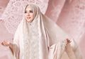 Turun Harga dari Sebelumnya, Segini Harga Mukena Syahrini yang Dilengkapi Logo Berlapis Emas 24 Karat, Mewah dan Elegan!
