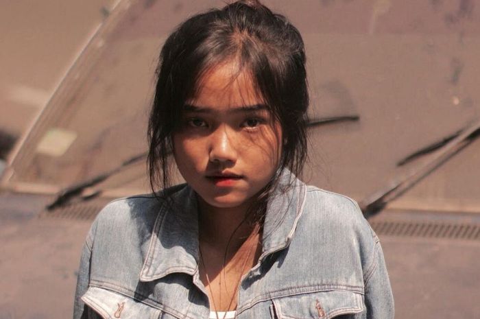 Berpose ala Model Profesional, Fuji Pamer Rambut Merah Banjir Pujian