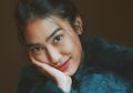 Gaya Feminin Alika Islamadina dengan Rok Motif yang Bisa Kamu Contek!