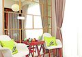 Makeover Foyer di Rumah Mungil dengan Panel Berlapis Kaca, Bikin Sendiri Yuk!