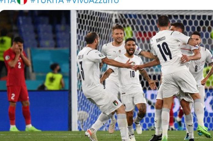 Pemain timnas Italia yang mengenakan seragam berwarna putih merayakan gol yang berhasil mereka cetak ke gawang timnas turki dalam laga matchday pertama Grup A EURO 2020.