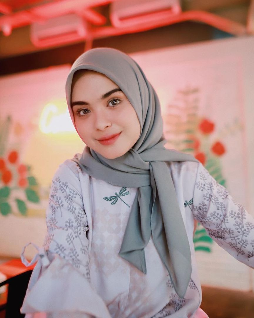5 Gaya Hijab Segi Empat Sederhana Dan Modis Ala Vebby Palwinta Yang