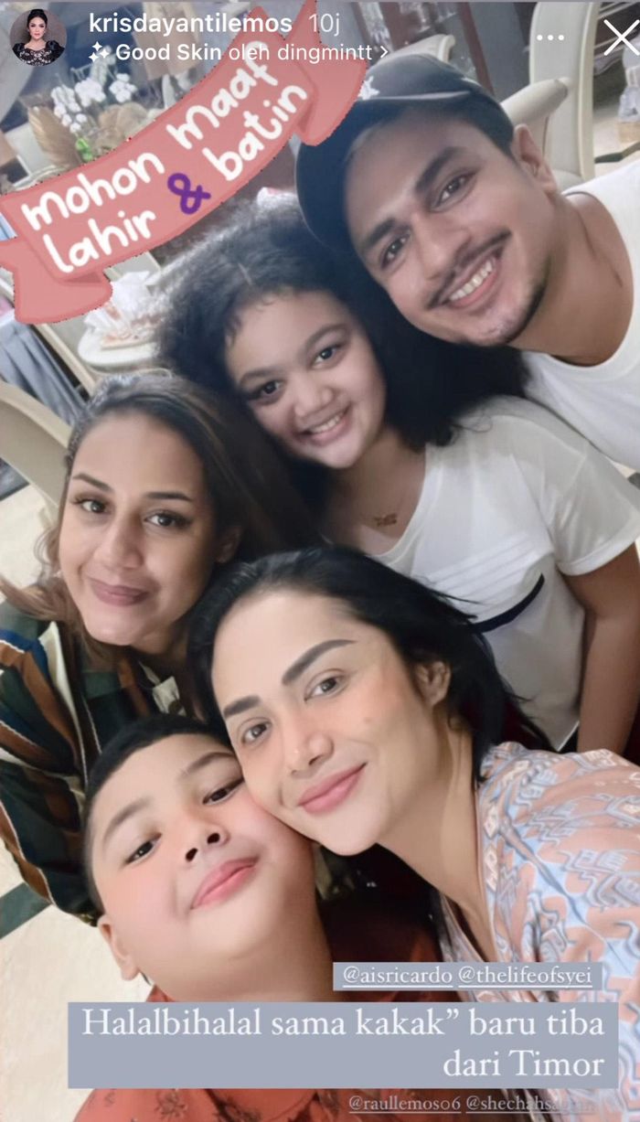 Kedekatan Krisdayanti dengan anak Raul Lemos yang sedang menyambangi kediamannya. 