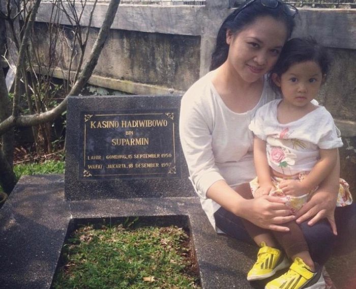 Hanna Kasino mengajak putrinya mengunjungi <a href='https://manado.tribunnews.com/tag/makam-kasino' title='makam Kasino'>makam Kasino</a>