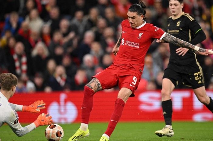 Aksi Darwin Nunez dalam laga Liverpool vs Sparta Praha pada leg kedua babak 16 besar Liga Europa 2023-2024.