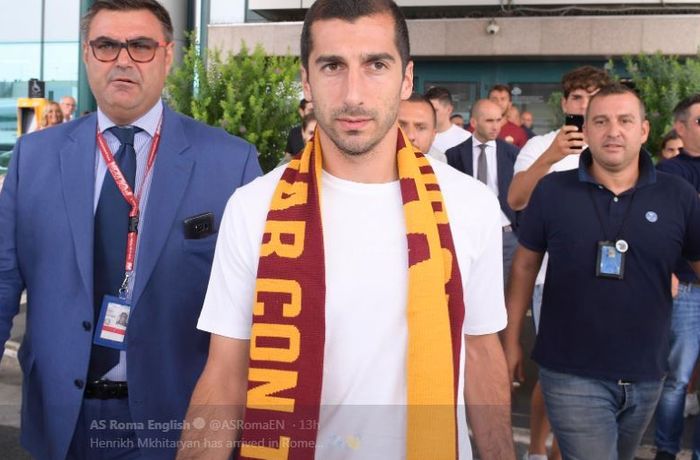 Henrikh Mkhitaryan memakai syal AS Roma.