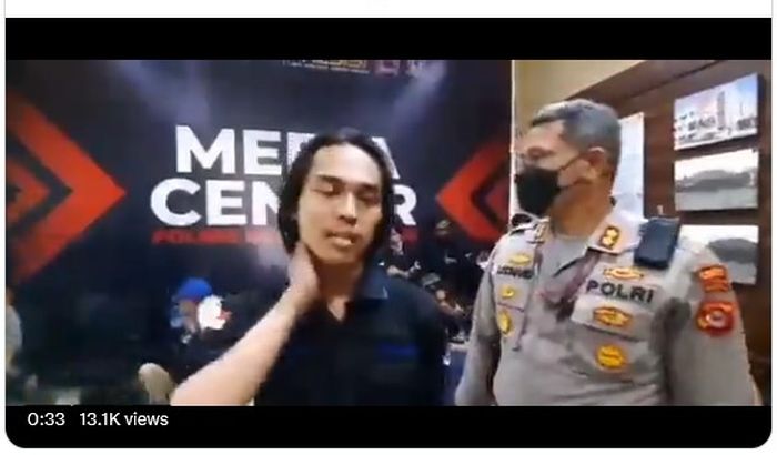 Mahasiswa korban oknum Polisi, dibanting ke aspal punggung dan lehernya saat demonstrasi di Tangerang.