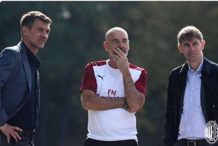 Pelatih AC Milan, Stefano Pioli (tengah), melakukan pembicaraan dengan dau petinggi klub, Paolo Maldini (kiri) dan Frederic Massara.
