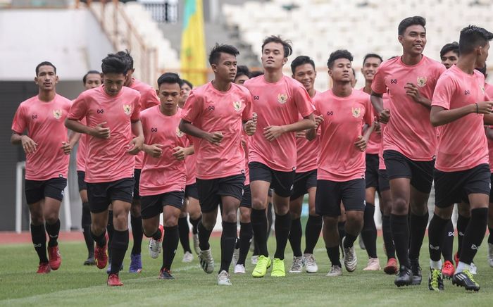 Para pemain mengikuti pemusatan latihan timnas U-19 Indonesia di Stadion Wibawa Mukti, Bekasi, pada 13 Januari 2020.