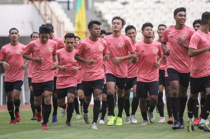 Para pemain mengikuti pemusatan latihan timnas U-19 Indonesia di Stadion Wibawa Mukti, Bekasi, pada 13 Januari 2020.