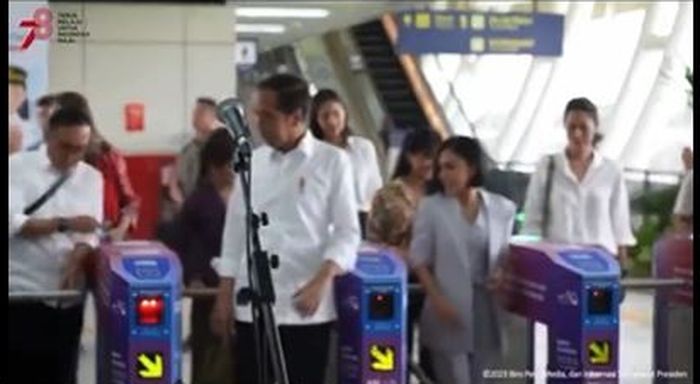 Ari Lasso trending twitter gegara salah tap di simulasi LRT bareng Presiden Jokowi dan Yuni Shara