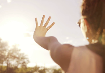 Selain Sunscreen, Lindungi Kulit dari Sinar Matahari dengan 5 Hal Ini