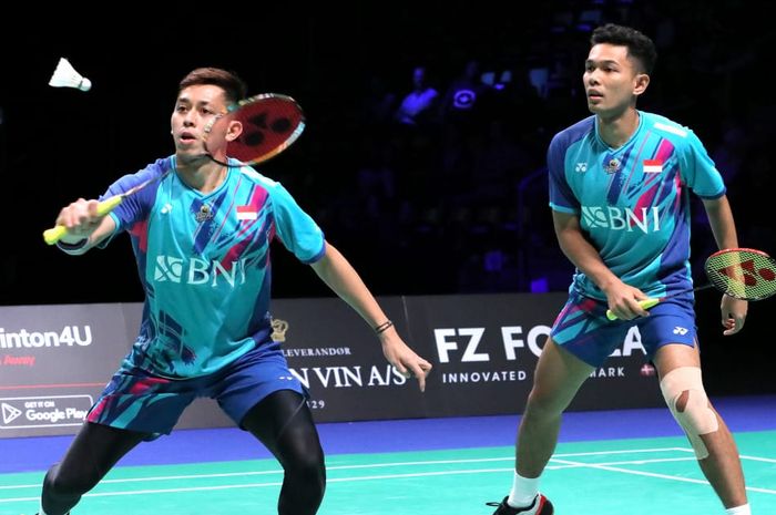 Pasangan ganda putra Indonesia, Fajar Alfian/Muhammad Rian Ardianto, saat menghadapi Ong Yew Sin/Teo Ee Yi dari Malaysia pada babak semifinal Denmark Open 2022 di Jyske Bank Arena, Odense, Denmark, Sabtu (22/10/2022)