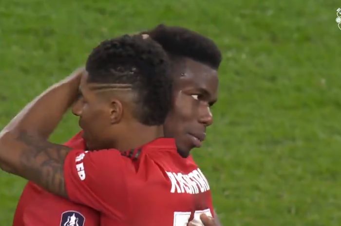 Pemain Manchester United, Paul Pogba (kanan) dan Marcus Rashford, merayakan kemenangan atas Chelsea dalam laga ronde kelima Piala FA di Stadion Stamford Bridge, Senin (18/2/2019).