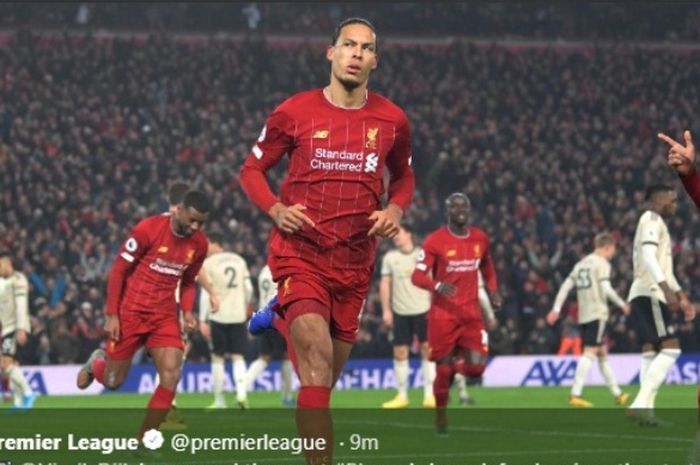 Bek Liverpool, Virgil van Dijk, melakukan selebrasi seusai menjebol gawang Manchester United dalam laga Liga Inggris di Anfield, Minggu (19/1/2020).