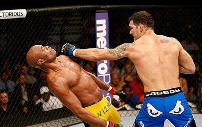 Momen legenda UFC, Anderson Silva (kiri) memamerkan head move atau gerakan kepalanya yang lihai.