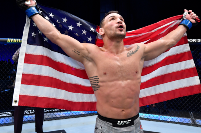 Petarung kelas ringan UFC, Michael Chandler, saat melakukan selebrasi usai menghabisi Dan Hooker pada ajang UFC 257, Minggu (24/1/2021).