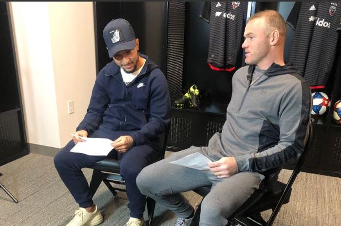 Gelandang DC United, Luciano Acosta, bersama dengan Wayne Rooney