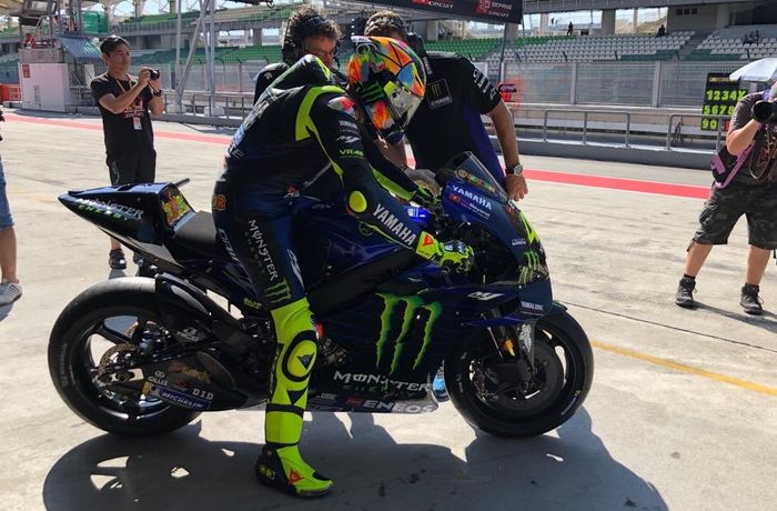 Valentino Rossi tampil dengan Helm Baru saat  melaju di tes pramusim MotoGP 2019 yang digelar di Sirkuit Sepang, Malaysia, Rabu (6/2/2019).