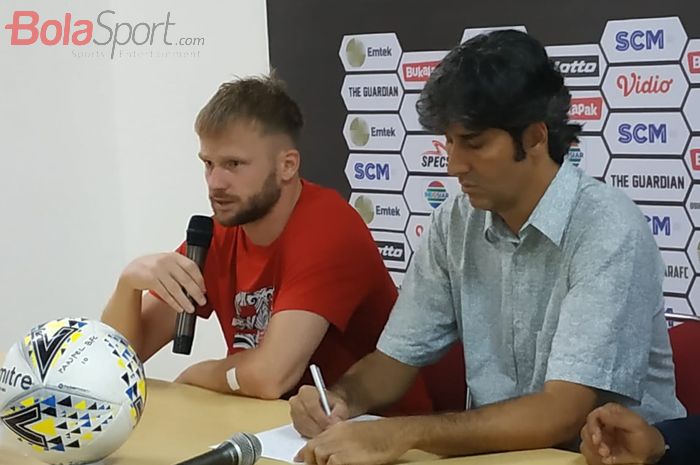 Pemain dan pelatih Bali United Melvin Platje serta Stefano Cugurra alias Teco memberikan keterangan pers seusai laga kontra Mitra Kukar, Minggu (3/3/2019).